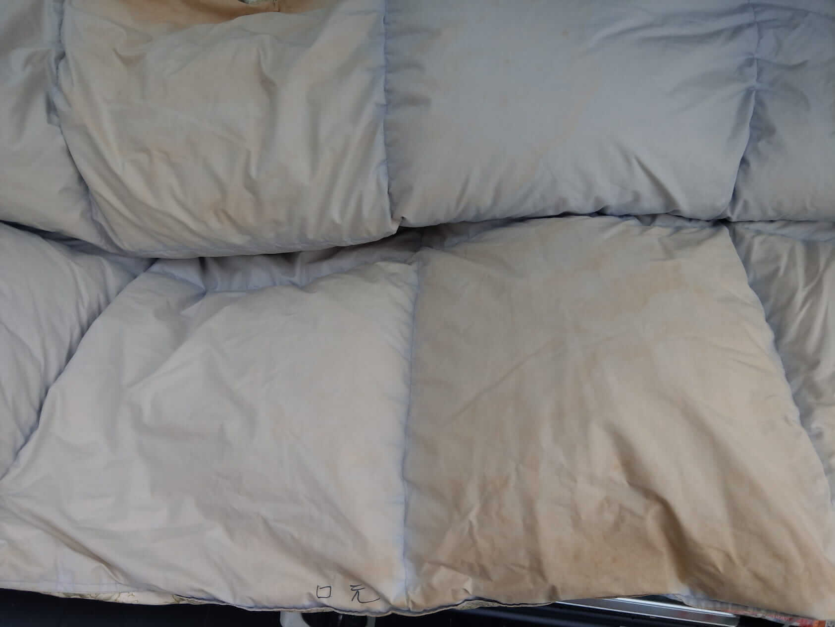 お客様の羽毛布団に何か・・・