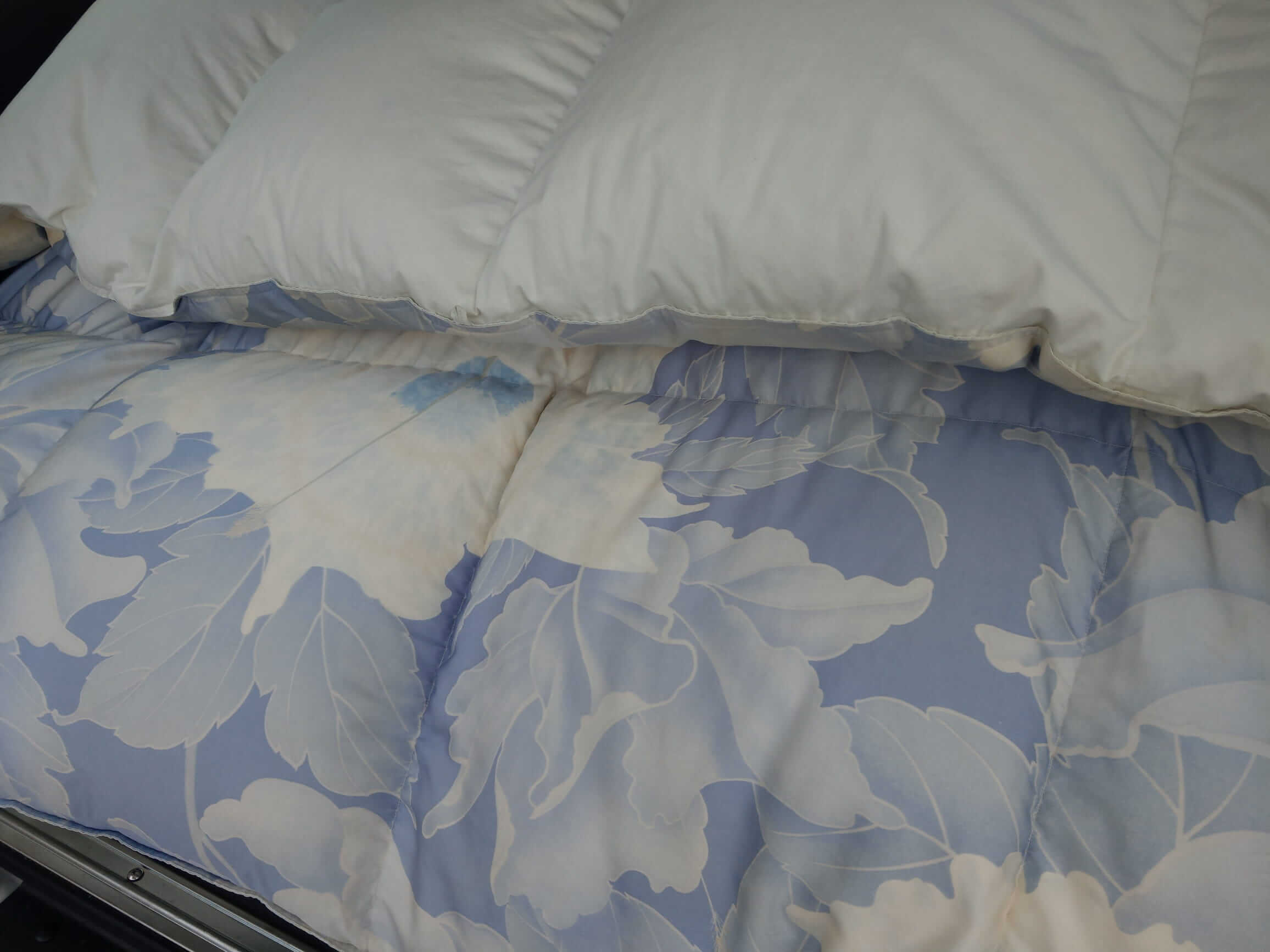 絹交織の羽毛ふとんをお預かりしました