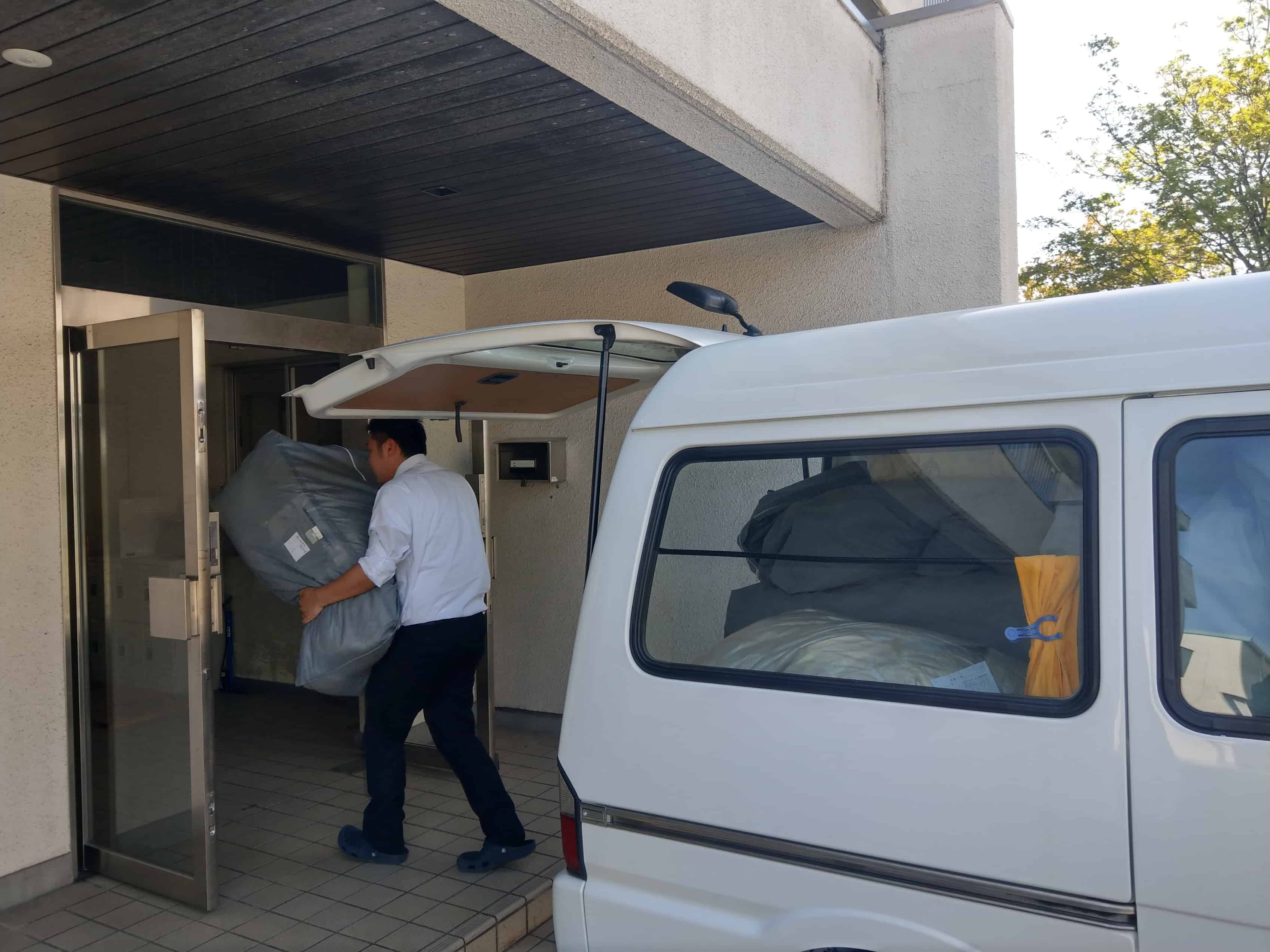 研修所にお布団を搬入